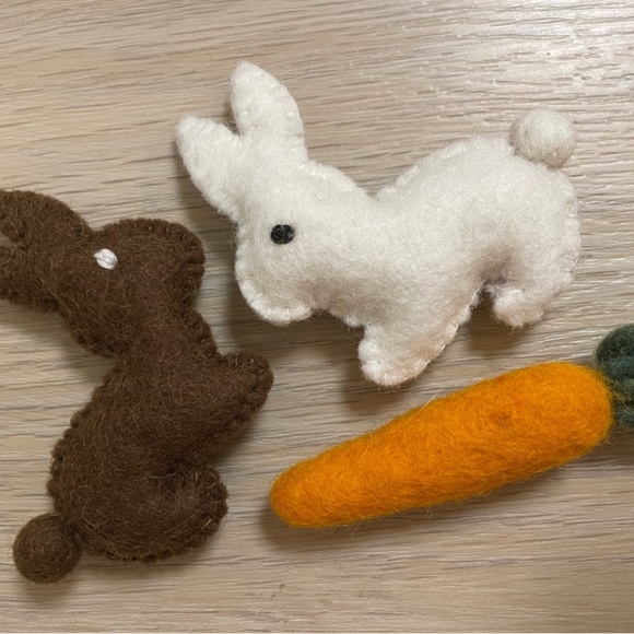 Felt Bunnies & Carrots - Picture 3 of 4